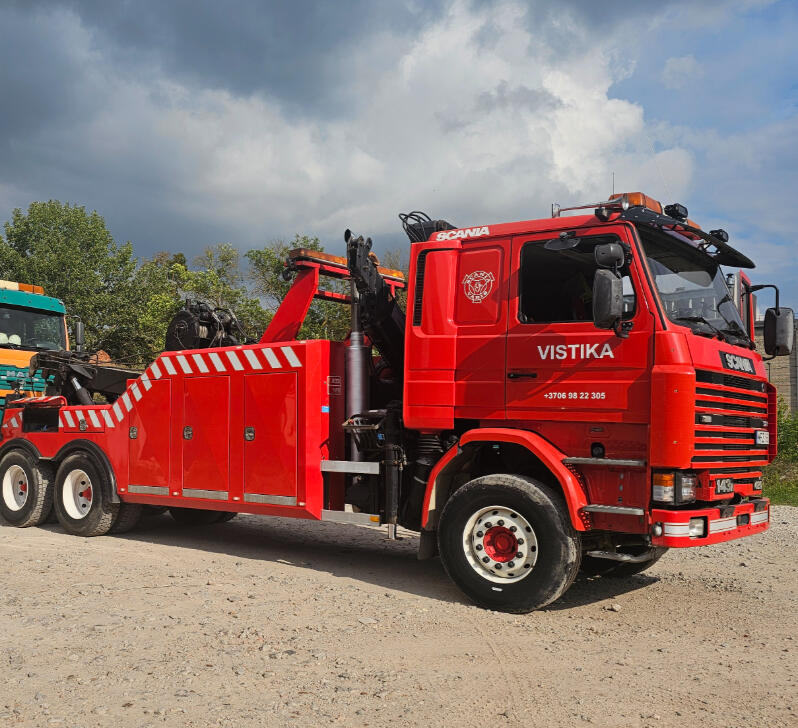 Sunkvežimio evakavimas kelyje Lietuvoje